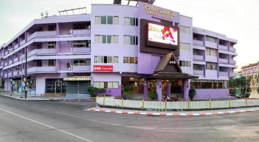 Oyo 565 Trang Hotel Exteriör bild
